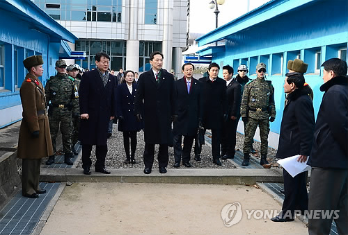 군사분계선 넘는 남측 대표단
