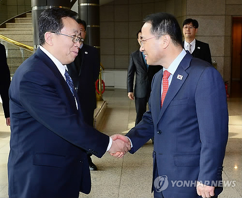 지난 12일 판문점 우리측 지역 평화의 집에서 열린 남북 당국간 고위급 접촉에서 우리측 수석대표 김규현 청와대 국가안보실 1차장(오른쪽)과 북측 수석대표 원동연 통일전선부 부부장이 악수하고 있다.