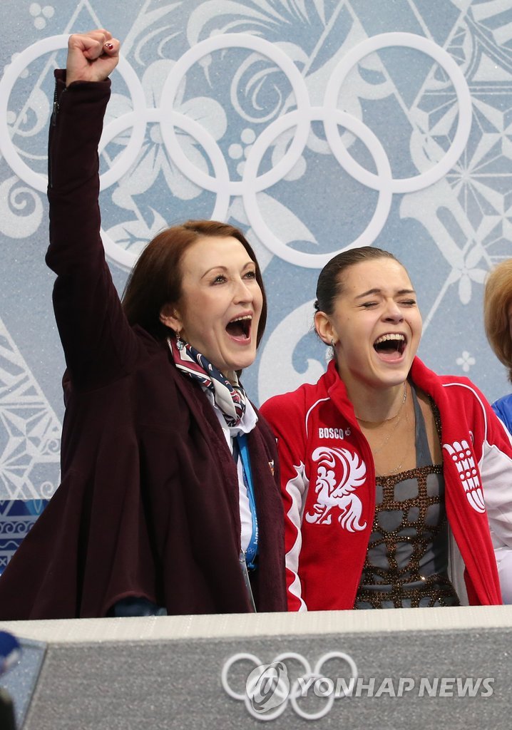 러시아의 아델리나 소트니코바가 여자 싱글 프리스케이팅 경기를 마치고 키스앤크라이 존에서 점수를 확인한 뒤 놀랍다는 표정을 하고 있다. 
