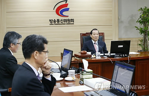 발언 듣는 이경재 방통위원장