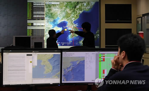 서해 지진 진앙 살펴보는 상황실 직원