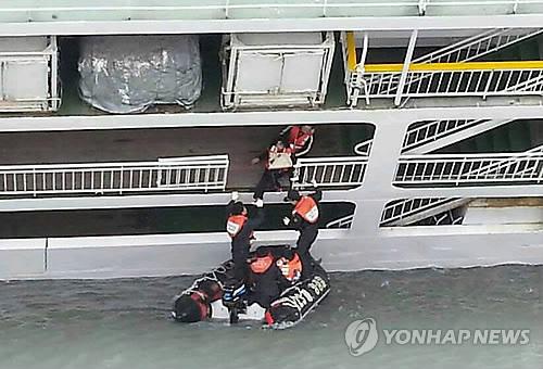 16일 전남 진도해역에서 침수된 여객선 세월호에서 해양경찰이 구조 작업을 벌이고 있다. (해양경찰청 제공)