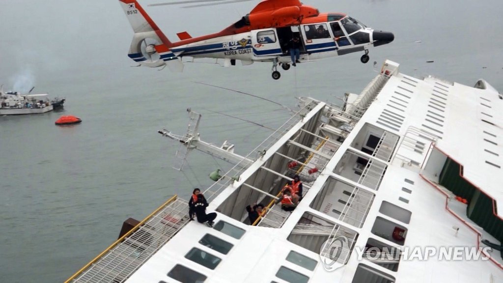 세월호 침몰 당시 해양경찰이 헬기를 이용해 승객을 구조하는 모습. (연합뉴스 자료사진)