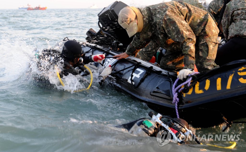 합동구조팀 잠수사들이 세월호 침몰 1주일째인 지난 22일 오후 현장 수색작업을 벌이고 있다.