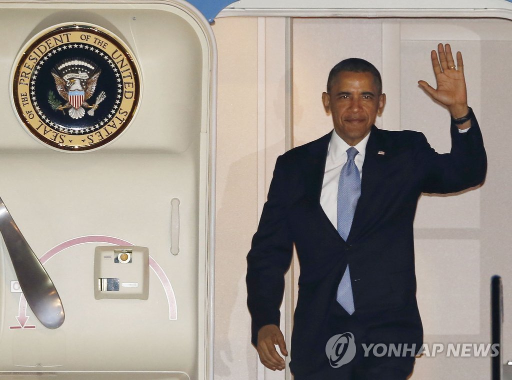 (도쿄 교도=연합뉴스) 버락 오바마 미국 대통령이 23일 오후 도쿄 하네다 공항에 착륙한 전용기에서 내리며 손을 흔들고 있다.