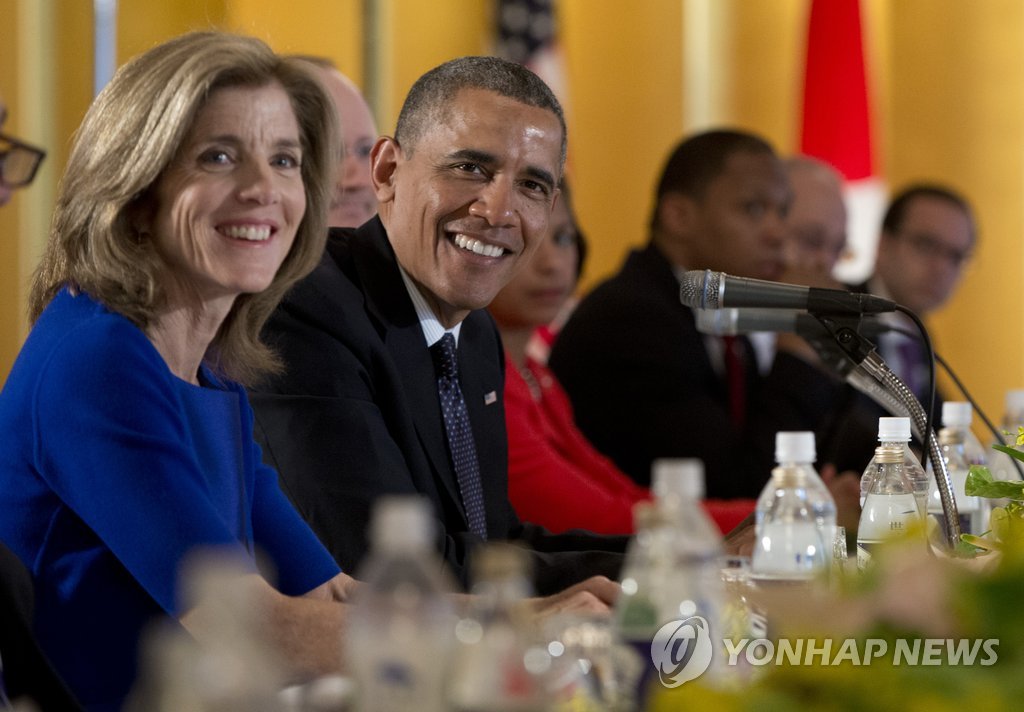 (AP=연합뉴스) 버락 오바마 미국 대통령(왼쪽 두번째)이 24일(현지시간) 일본 도쿄의 영빈관에서 아베 신조 일 총리와 정상회담을 하고 있다. 오바마 대통령 왼쪽에 캐롤라인 케네디 주일 미국대사의 모습이 보인다.
