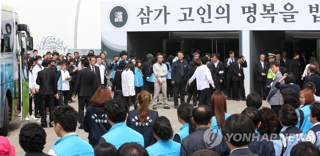 분향소 향하는 생존 학생들