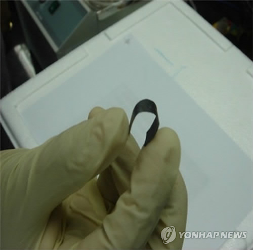 KAIST(한국과학기술원)가 개발한 그래핀을 기반으로 한 인공근육. KAIST는 그래핀을 전극으로 사용해 기존 백금을 전극으로 한 인공근육보다 내구성이 뛰어난 인공근육을 개발했다고 밝혔다.