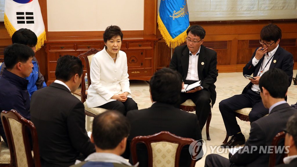 세월호 사고 가족 대표 면담하는 박 대통령
