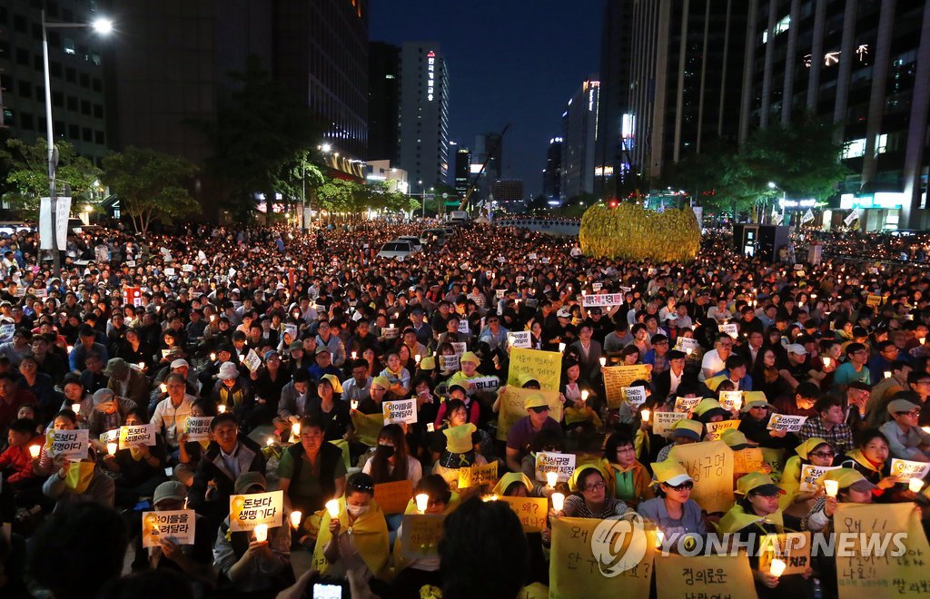 서울 도심 세월호 추모 대규모 촛불 집회