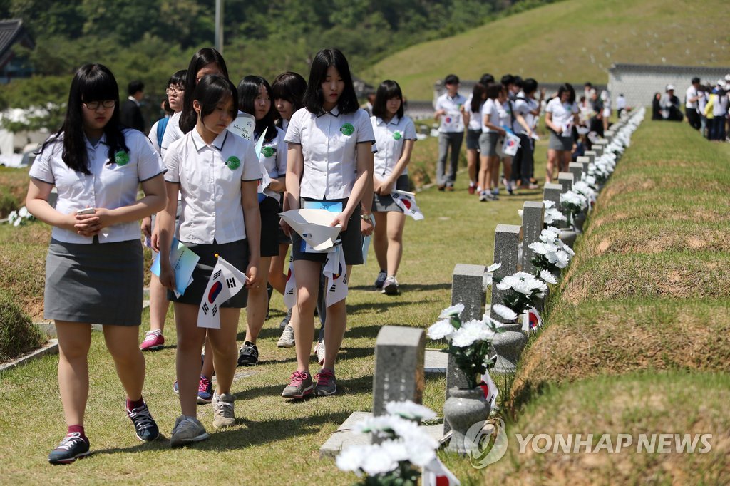 18일 오전 광주 북구 운정동 국립 5·18민주묘지에서 열린 제34주년 5·18광주민주화운동 기념식에 참석한 학생들이 묘역을 둘러보고 있다.
