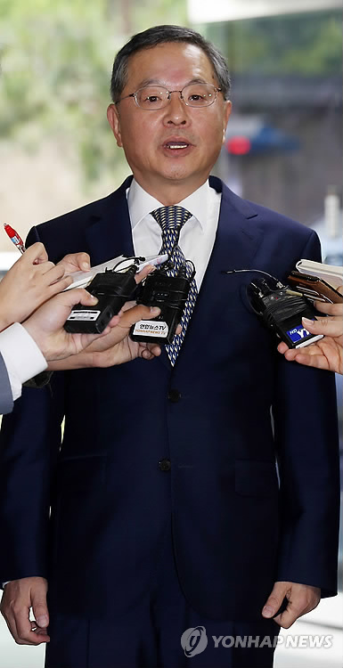 질문 답하는 안대희 국무총리 후보자