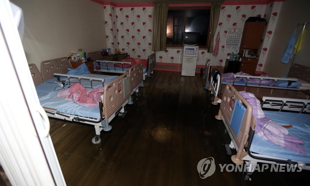 (장성=연합뉴스) 형민우 기자 = 28일 새벽 전남 장성군 삼계면의 한 요양병원 내에서 불이 난 가운데 환자들이 대피한 병실이 텅 비어 있다.