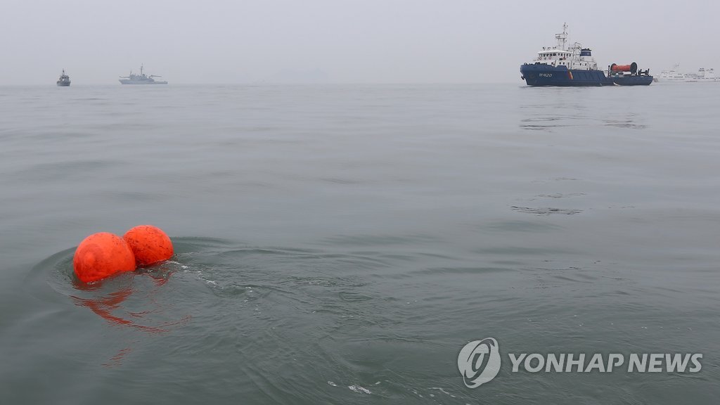 기상악화로 바지선 철수한 사고해역