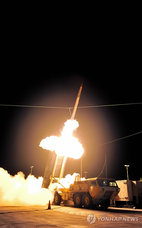 미국 Missile Defense Agency가 AP에 제공한 것으로 지난 2011년 하와이에서의 사드 발사 실험 모습.