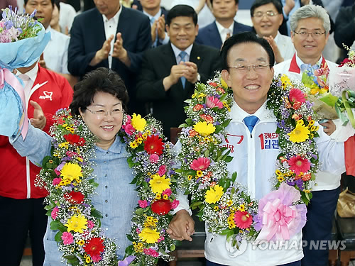 환호하는 김관용 경북도지사 후보
