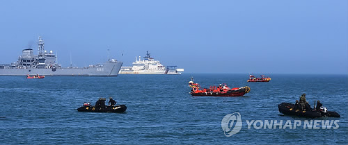 사고해역 수색하는 군·경