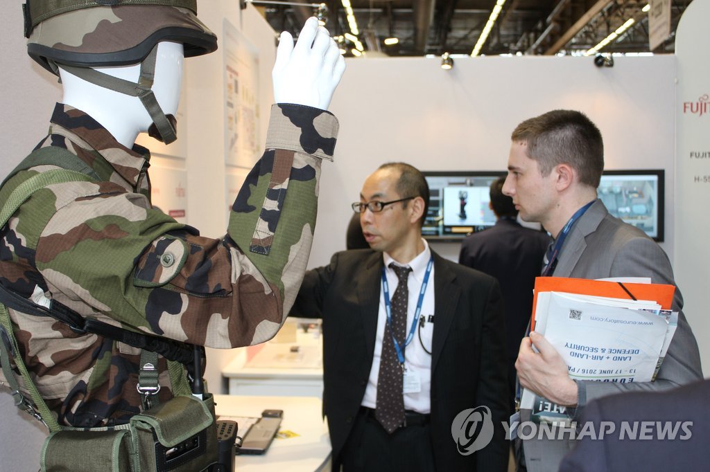 프랑스 무기전시회 일본 전시장에서 설명듣는 외국인 바이어