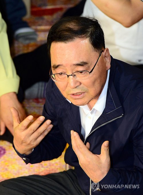 실종자 가족 위로하는 총리