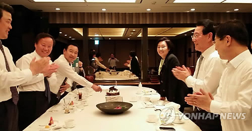 박영선 원내대표, 이완구 원내대표에 생일케이크 선물