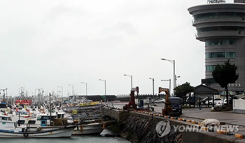 북상하는 제8호 태풍 '너구리(NEOGURI)'의 간접 영향권에 들면서 어선들이 전남 진도 서망항에 피항해있는 모습. (연합뉴스 자료사진)