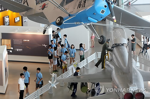 제주항공우주박물관 둘러보는 청소년들