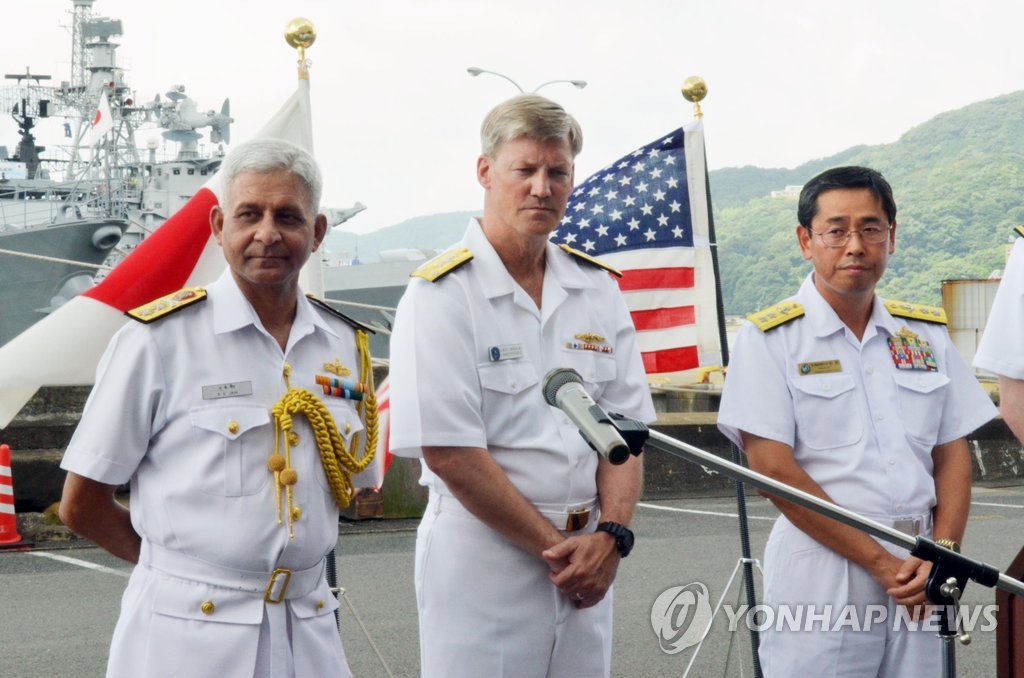 (나가사키 교도=연합뉴스) 인도 해군 관계자(왼쪽), 미국 해군 관계자(가운데), 일본 해상자위대 제2호위대군사령인 아와사키 히데토시(岩崎英俊·오른쪽)) 해장보(해군 소장급)가 24일 일본 나가사키(長崎)현 사세보(佐世保) 미군 해군기지에서 기자회견에 임하고 있다. 2014.7.24 <<국제뉴스부 기사 참고>>
sewonlee@yna.co.kr