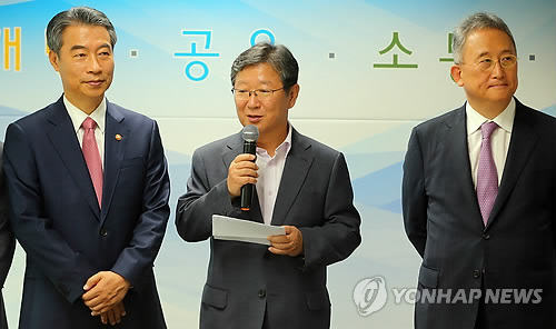 인사말 하는 송희준 위원장