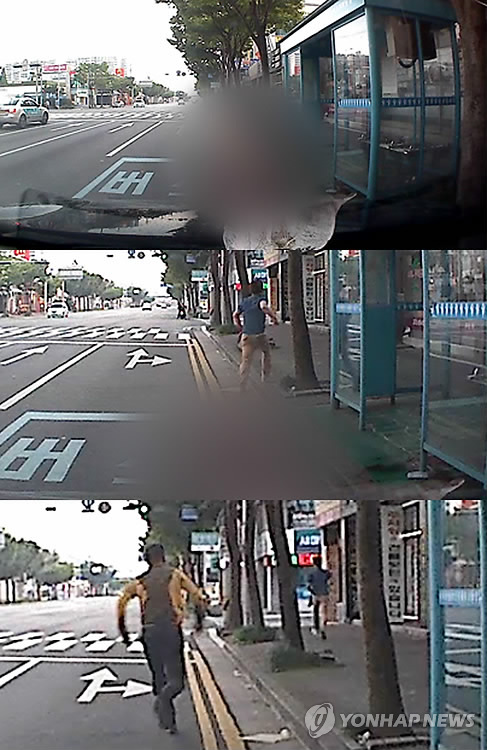 지난 7월 27일 '묻지마 살인사건' 피의자 장모(23)씨가 피해자 A씨를 흉기로 찌르고 도망가는 모습이 담긴 차량 블랙박스 화면 일부 장면.(연합뉴스 자료사진)