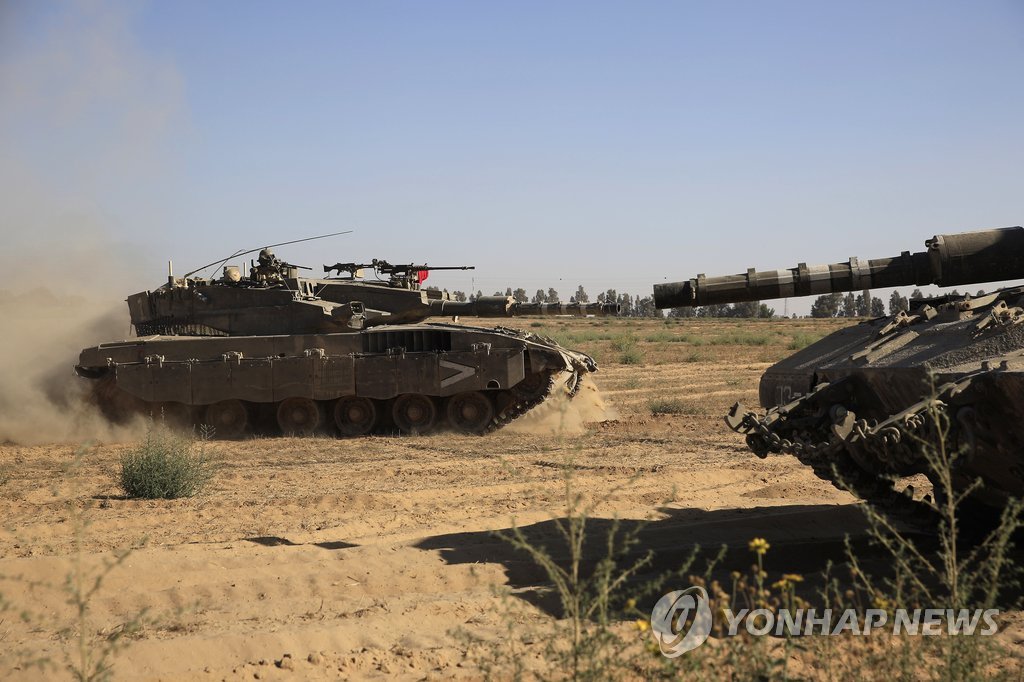 지난달 31일(현지시간) 이스라엘 가자지구 접경의 이스라엘군 기지에서 탱크가 기동하고 있다. (AP=연합뉴스)