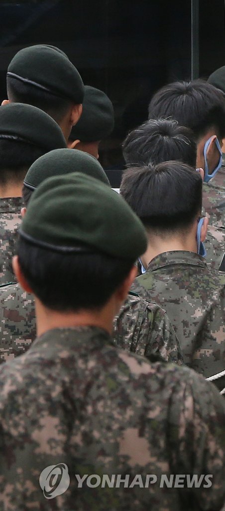 지난달 5일 경기도 동두천시 육군 28사단 보통군사법원에서 윤 일병 사망 사건 가해자들이 호송차량으로 이동하고 있다.