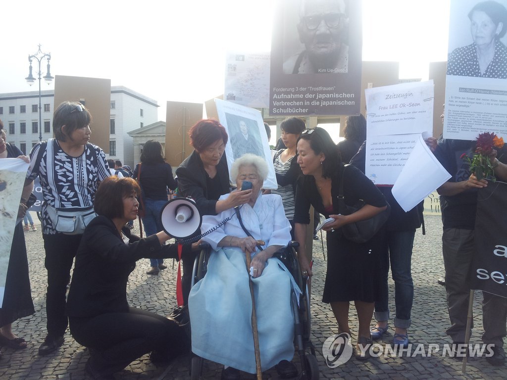 일본군 위안부 피해자 이옥선 할머니가 독일 베를린 브란덴부르크문 앞에서 14일(현지시간) 오후 재독 시민단체 '일본여성모임'의 주도로 열린 시위에 참여하고 있다.
