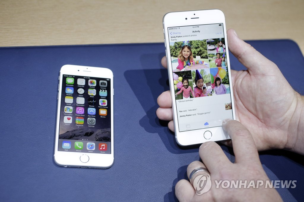 아이폰 6(왼쪽)와 아이폰 6 플러스 (AP=연합뉴스)