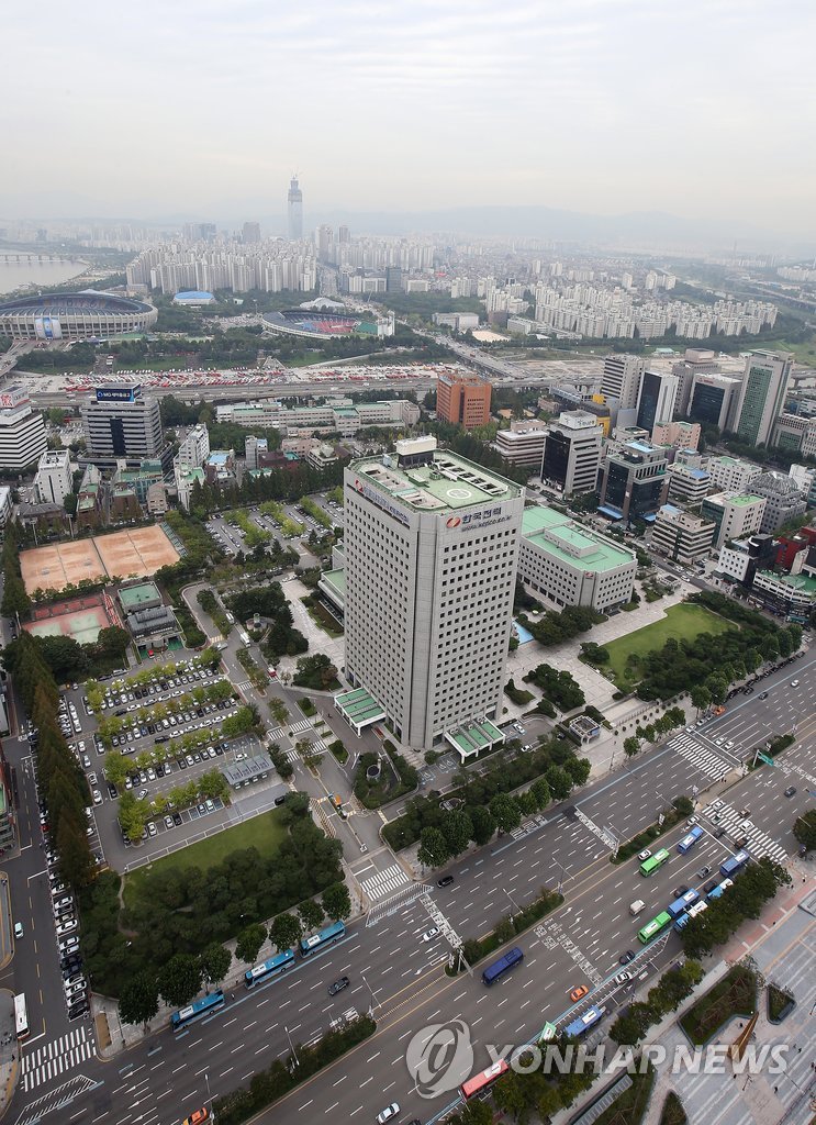 서울 삼성동 한국전력 본사 부지가 현대자동차그룹 글로벌비즈니스센터로 개발될 것이라는 소식에 인근 부동산 시장에 기대감이 확산하고 있다.
