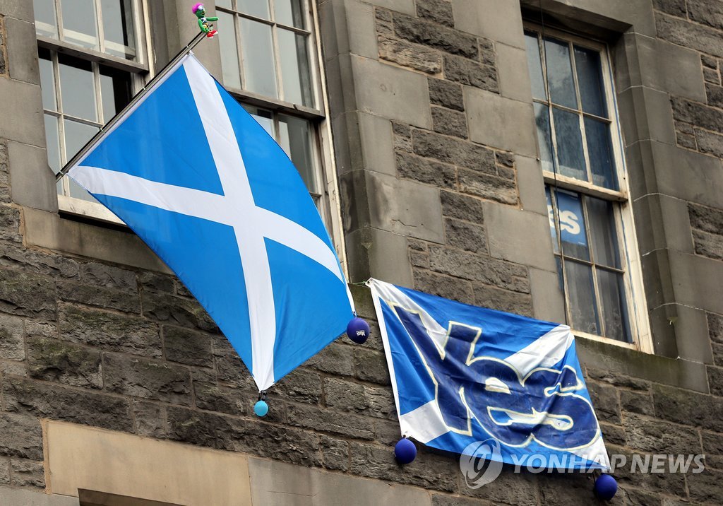 에든버러의 한 아파트에 스코틀랜드기와 독립찬성 을 의미하는 글자 'Yes'가 걸려있다. (AP=연합뉴스)
