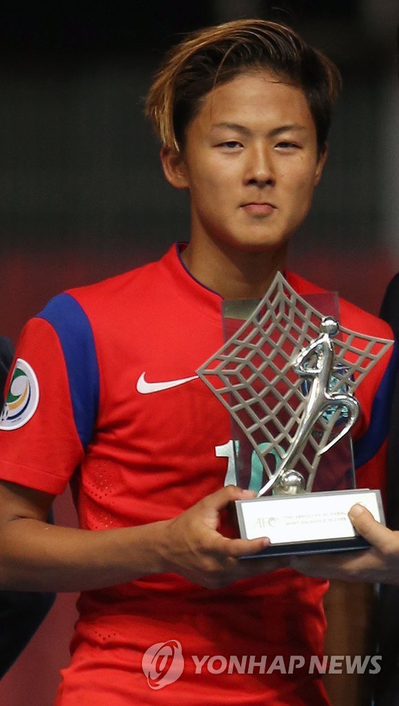20일 오후 태국 방콕의 라자망갈라 국립경기장에서 열린 북한과의 2014 아시아축구연맹(AFC) U-16 챔피언십 결승전에서 MVP를 수상한 이승우가 트로피를 들고 기념촬영하고 있다.