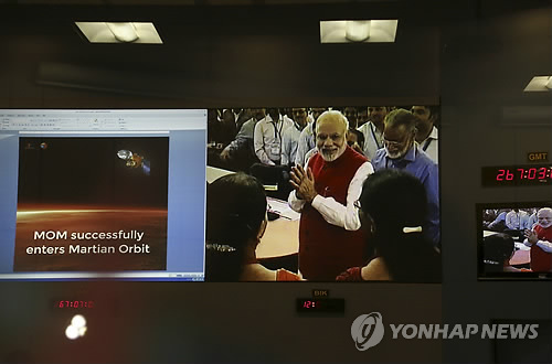 화성 궤도 진입했어!
(AP=연합뉴스) 인도 최초의 화성탐사선 '망갈리안'이 화성궤도 진입에 성공했다고 인도우주개발기구(ISRO)가 24일(현지시간) 발표했다. 나렌드라 모디 인도 총리가 인도 남부도시 방갈로르의 ISRO 지휘센터에서 망갈리안의 화성궤도 진입을 화면으로 지켜보며 축하의 박수를 치고 있는 모습.
