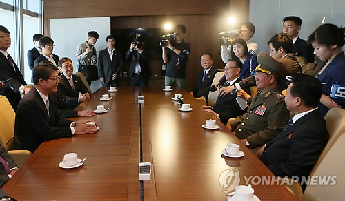 북 고위대표단, 통일장관 환담