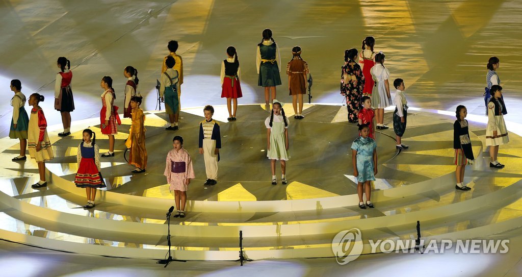 <아시안게임> 폐회식 공연하는 레인보우 합창단