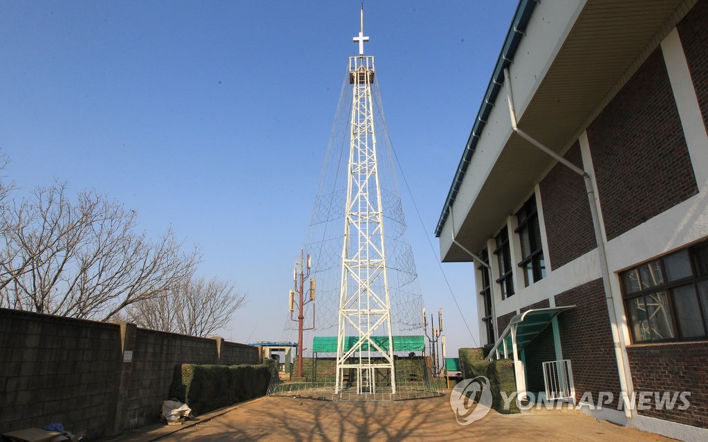 김포의 해병 2사단 애기봉 전망대에 설치된 등탑이 43년 만에 철거됐다. 지난 2011년 촬영된 등탑. (연합뉴스 자료사진)