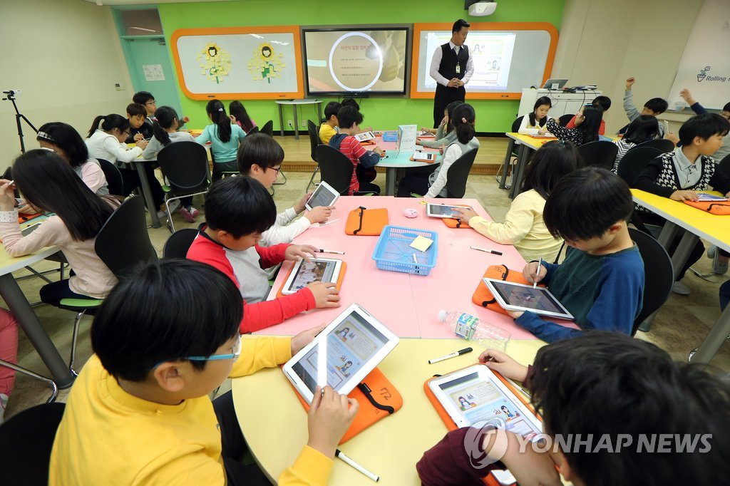 디지털 교과서로 진행되는 초등학교 공개수업 [연합뉴스 자료사진]