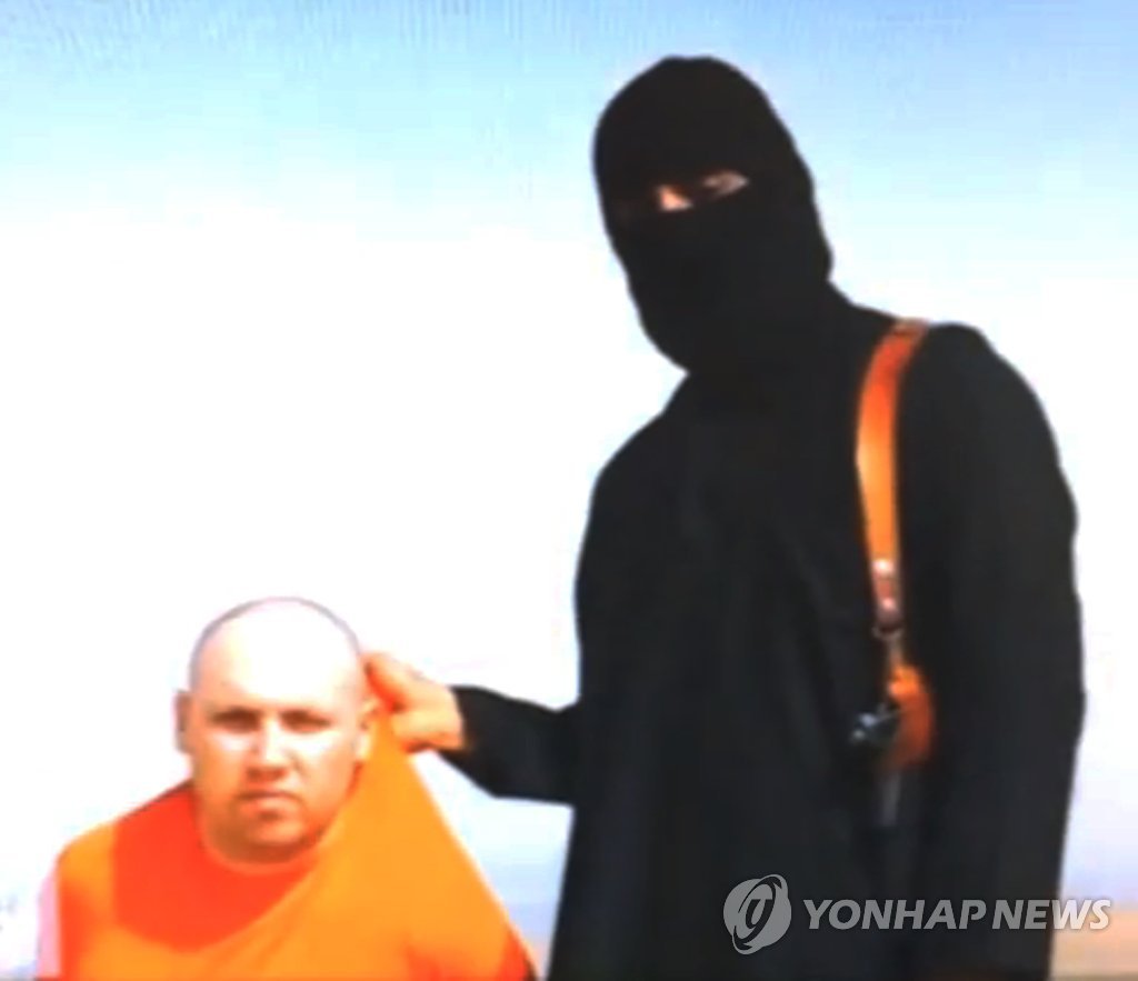 지난해 8월 19일 IS가 인터넷에 배포한 미국인 기자 스티븐 소트로프를 참수한 것으로 보이는 동영상에 등장한 지하드 존 (AP=연합뉴스 자료사진)