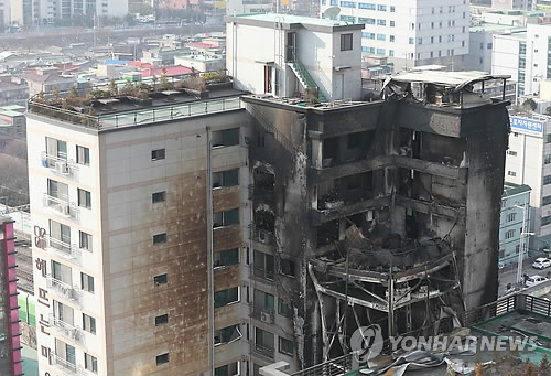지난달 11일 오전 경기도 의정부시 의정부동 아파트 화재현장에서 불에 탄 건물 외벽과 골조가 보이고 있다. (연합뉴스 자료사진)