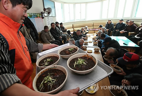 한국 노인빈곤 OECD '최악'…연금소득은 '최하위권' - 1