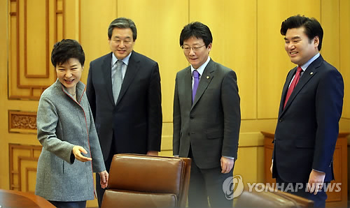 자리 권하는 박 대통령