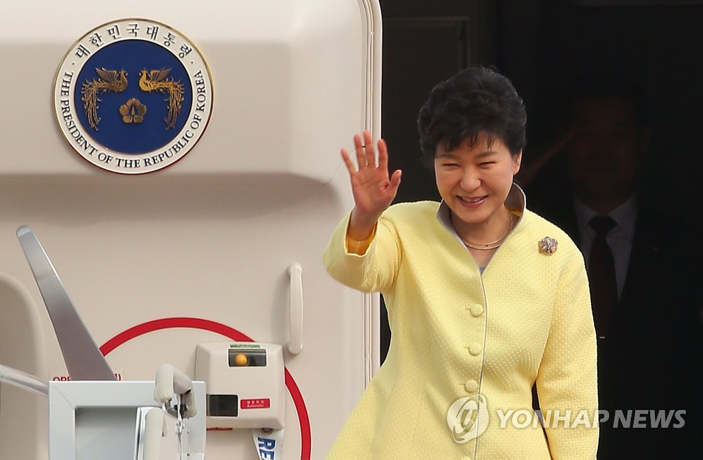박근혜 대통령이 중동 4개국 순방을 위해 지난 1일 성남 서울공항을 통해 출국하고 있다. 