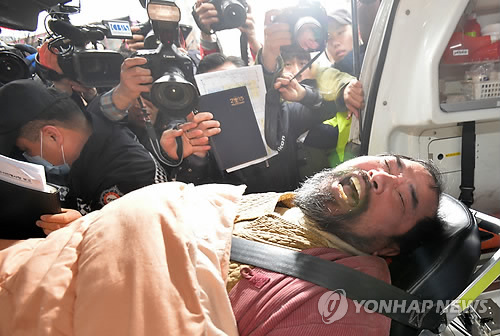 소리 치는 김기종