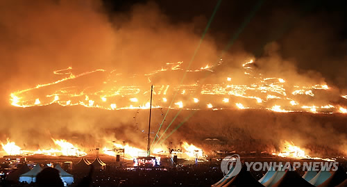 2015 제주들불축제가 열리는 제주시 애월읍 봉성리 새별오름에서 오름 불놓기 행사가 진행되고 있다. 2015.3.7
atoz@yna.co.kr