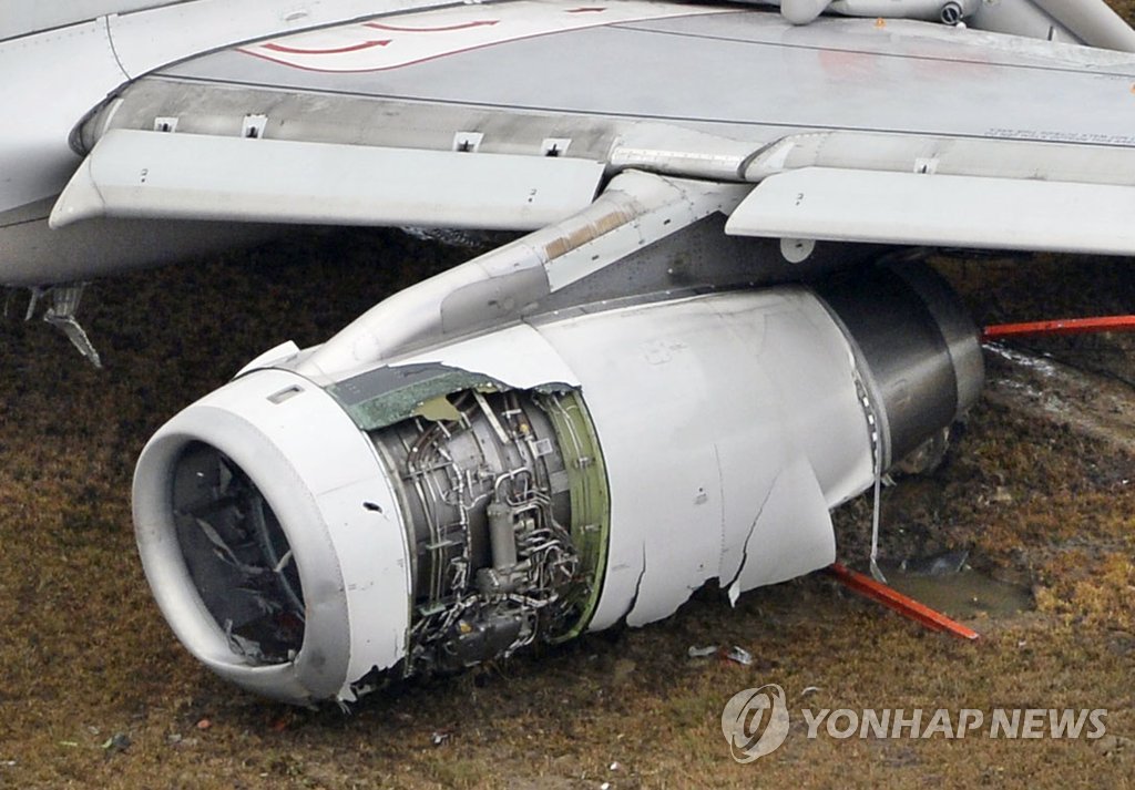 (미하라 AP/교도통신=연합뉴스) 활주로 이탈 사고를 낸 아시아나 항공 여객기의 엔진 덮개가 벗겨져 있다.