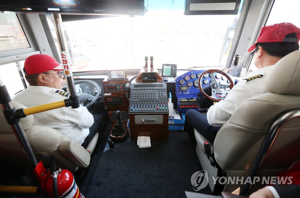 국내 최초 수륙양용버스 운전석 모습